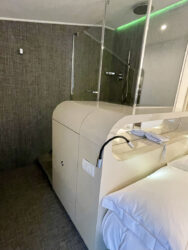 Dusche in unserem Doppelzimmer im iConic Resort in Arezzo