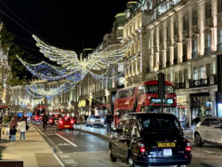 In der Regent Street in London wird mit der Weihnachtsbeleuchtung nicht gegeizt