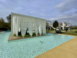Pool im iConic Resort in Arezzo