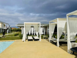 Sonnenliegen im iConic Resort in Arezzo