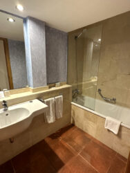 Badezimmer im Hotel Na Forana in Cala Ratjada