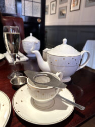 Tee und Prosecco zur Tea Time im Reform Social & Grill in London