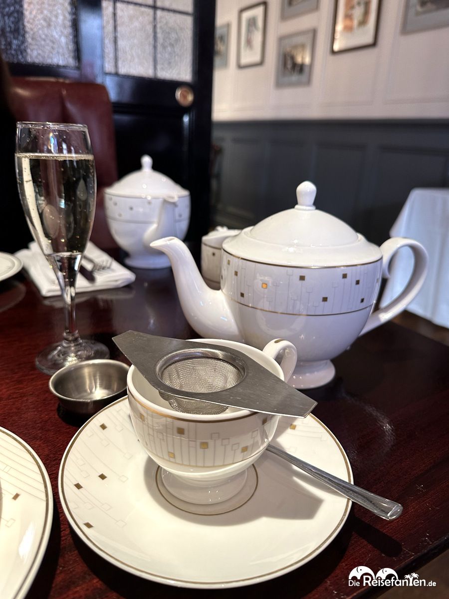 Tee und Prosecco zur Tea Time im Reform Social & Grill in London