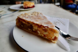 Gedeckter Apfelkuchen in Strohauer's Cafe in Heidelberg