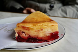 Käse Kirsch Kuchen in Strohauer's Cafe in Heidelberg