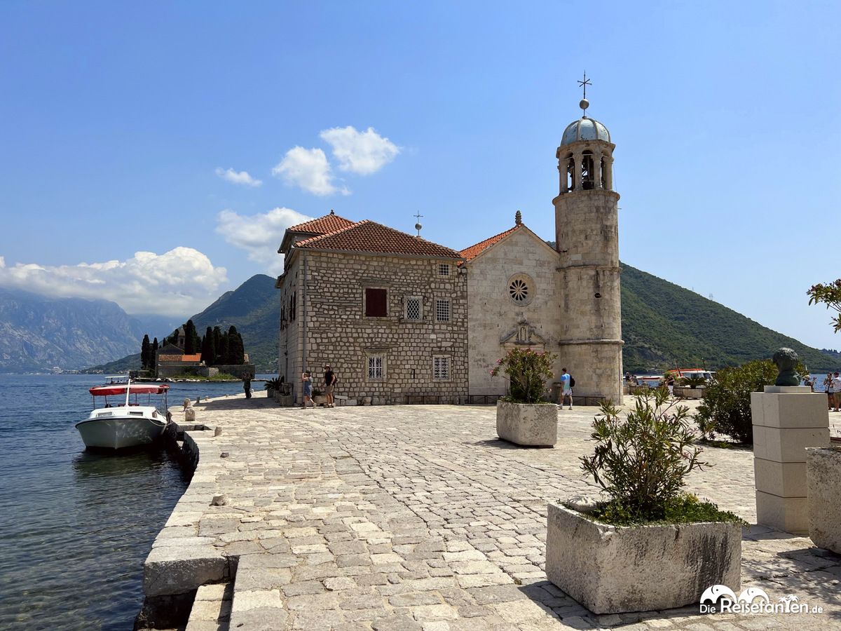 Anlegestelle der Kirche Lady of the Rock in der Bucht von Kotor