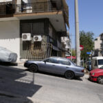 Auto parkt an steiler Straße in Piraeus