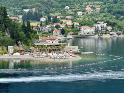 Beach Club in der Bucht von Kotor