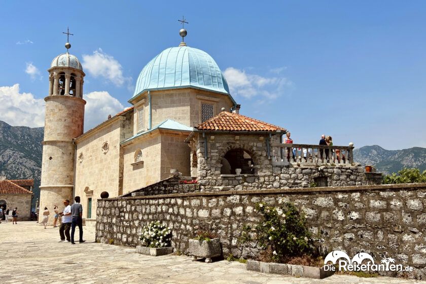 Blick auf die Kirche Lady of the Rock in der Bucht von Kotor