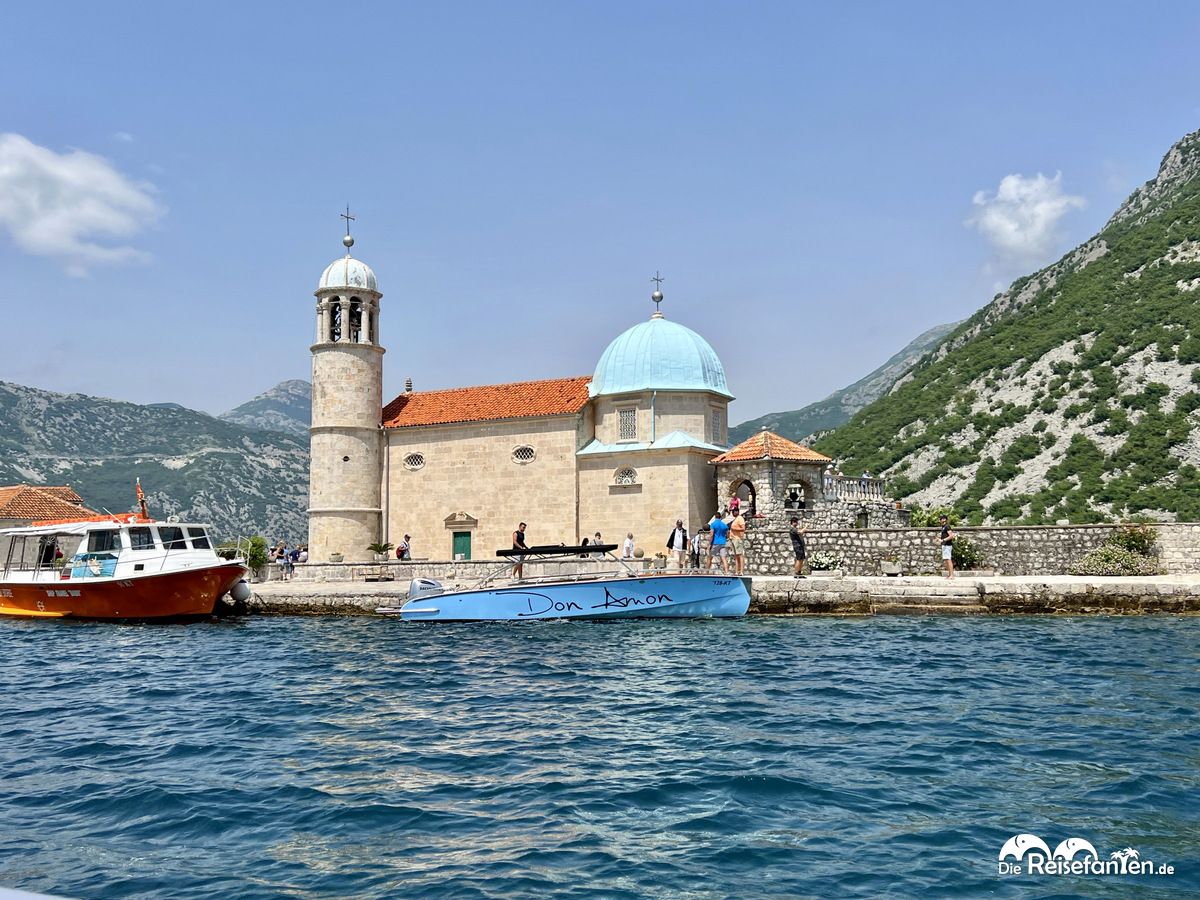 Die Boote hielten direkt an der Kirche Lady of the Rock in der Bucht von Kotor