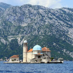 Die kleine Insel der Kirche Lady of the Rock in der Bucht von Kotor