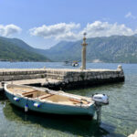 Idyllische Anlegestelle der Kirche Lady of the Rock in der Bucht von Kotor