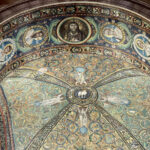 Imposante Mosaikdecke in der Kirche San Vitale in Ravenna