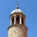 Kirchturm der Kirche Lady of the Rock in der Bucht von Kotor