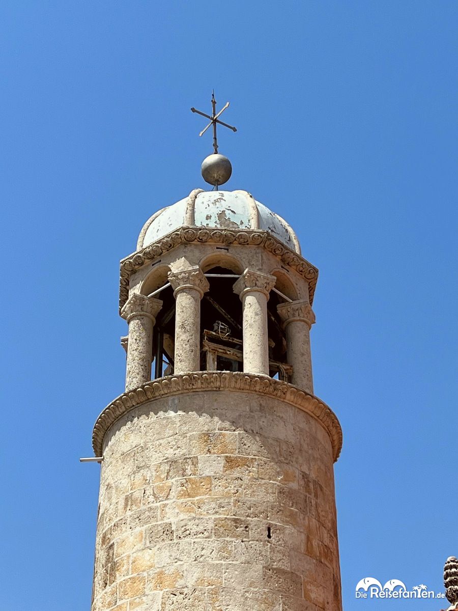 Kirchturm der Kirche Lady of the Rock in der Bucht von Kotor