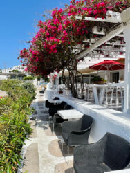 Restaurantbetrieb am Strand von Agios Stefanos auf Mykonos