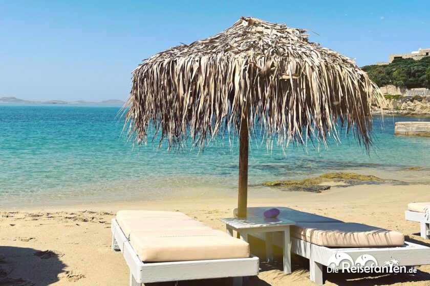 Sonnenliegen am Strand von Agios Stefanos auf Mykonos