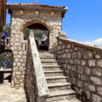 Treppe an der Kirche Lady of the Rock in der Bucht von Kotor
