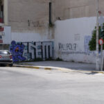 Vollgeschmierte Häuserfassade in Piraeus