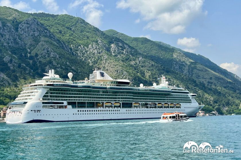 Von der Brilliance of the Seas wird in Kotor getendert