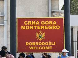 Willkommensschild in Kotor