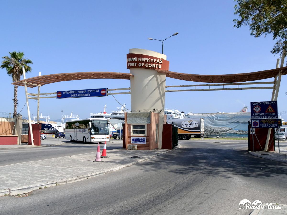 Zu Fuß in die Altstadt von Korfu 01