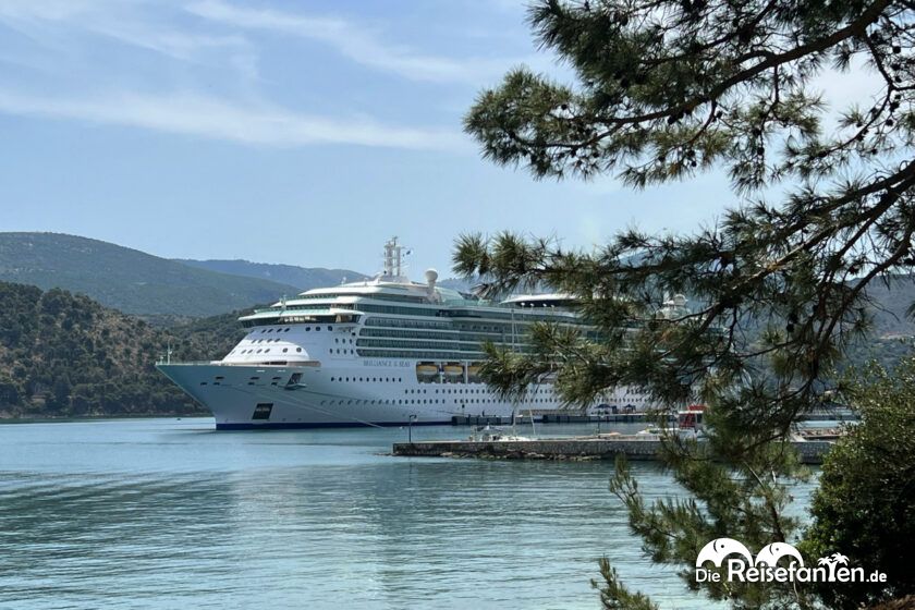 Blick auf die Brilliance of the Seas auf Kefalonia