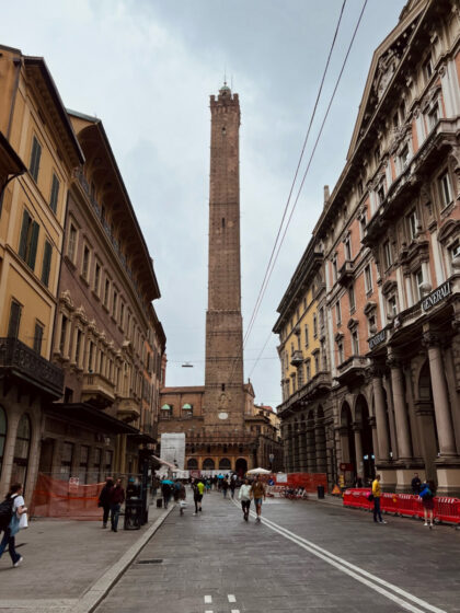 Blick auf den Torre Dell'Arengo in Bologna