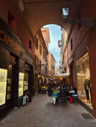 Straßencafes in Bologna