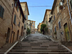 Die Scalinata del Pozzo della Polenta in Corinaldo 1