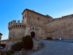 Die mittelalterliche Stadtmauer von Corinaldo 1