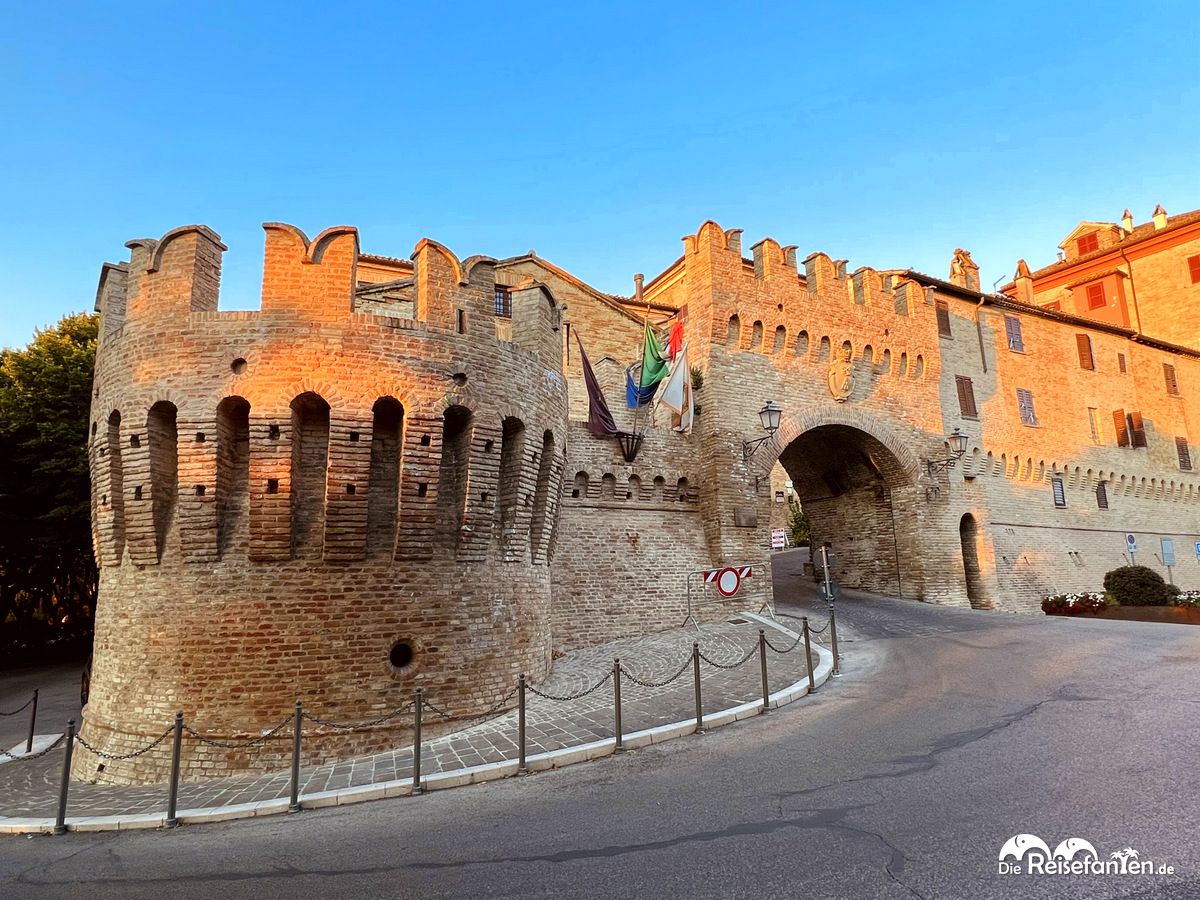 Die mittelalterliche Stadtmauer von Corinaldo 2
