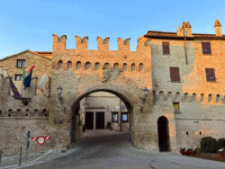 Die mittelalterliche Stadtmauer von Corinaldo 5
