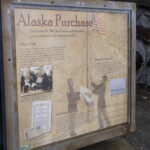 Infotafeln und Innenstadt von Sitka 08