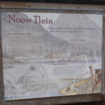 Infotafeln und Innenstadt von Sitka 10