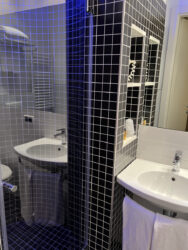 Kleines Badezimmer im Hotel Universal in Senigallia