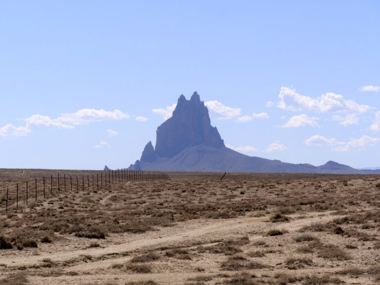DER GEFL GELTE FELSEN IN NEW MEXIKO visual data 4