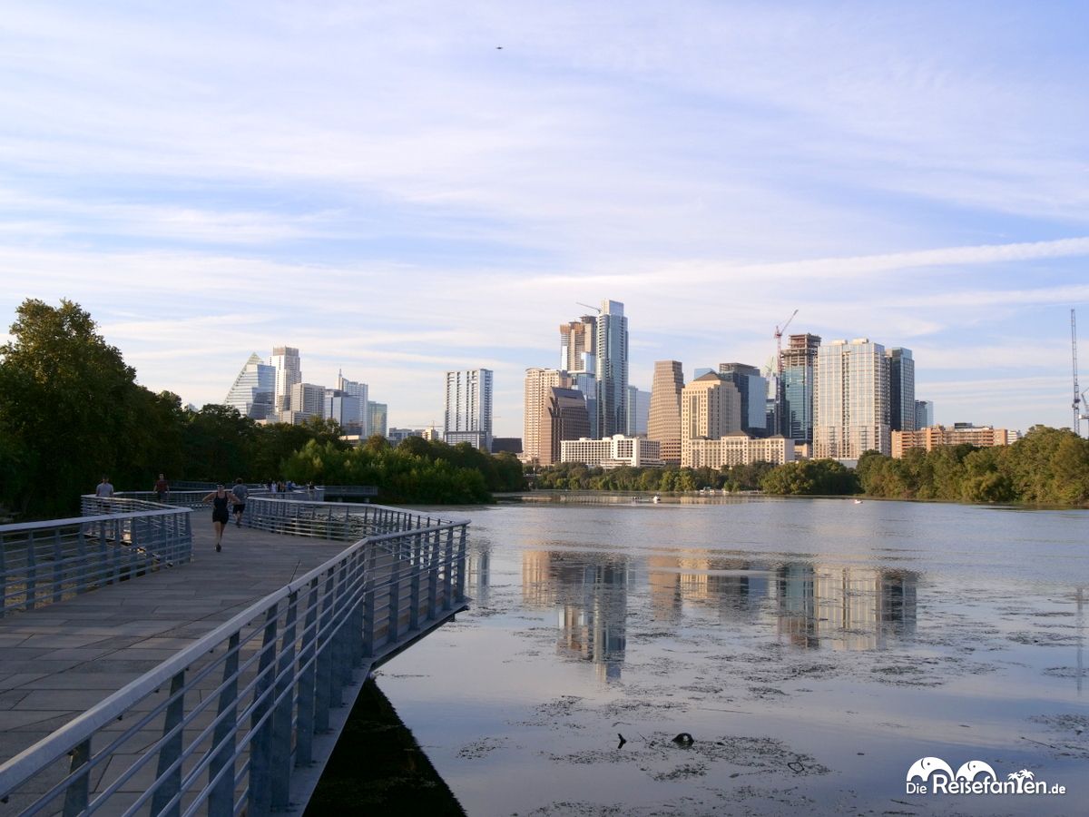 Der schmutzige Boardwalk am Lady Bird Lake in Austin 05