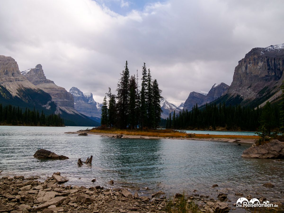 Der leere Medicine Lake und eine Bootsfahrt auf dem Maligne Lake. Natur und Kultur hautnah erleben 14