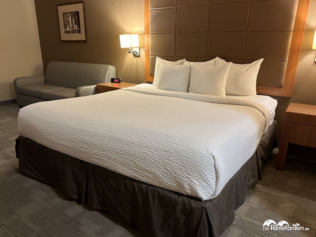 Days Inn by Wyndham Calgary Airport (3)