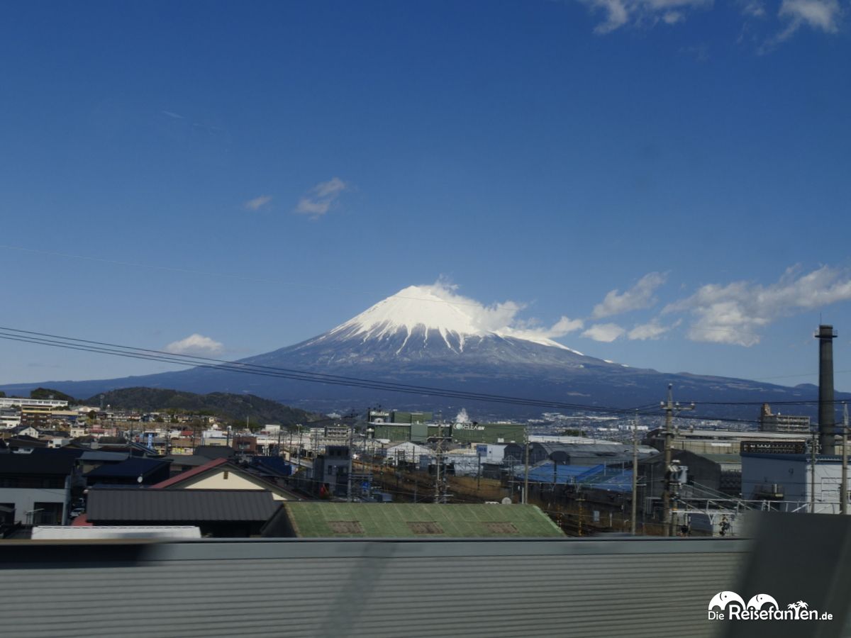 Der heilige Berg aus dem Schnellzugfenster (3)