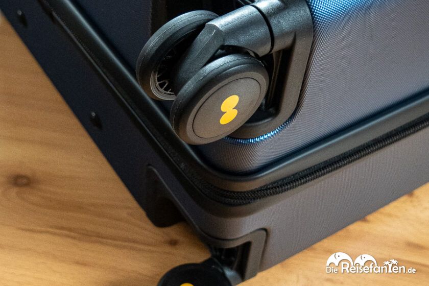 Nahaufnahme der Räder von einem Level8 Reisekoffer mit hochwertigen Rollen und robustem Griff – stabile Vorbereitung für unterwegs. (1)