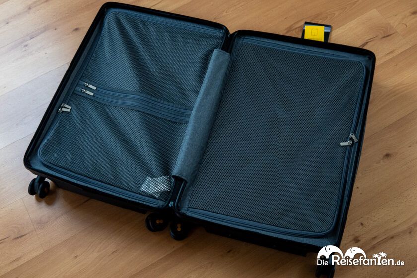 Offener blauer Level8 Trolley mit Innenraum, separater Reißverschluss und Mesh Tasche – teure Ausstattung, gut organisiert für längere Reisen (1)