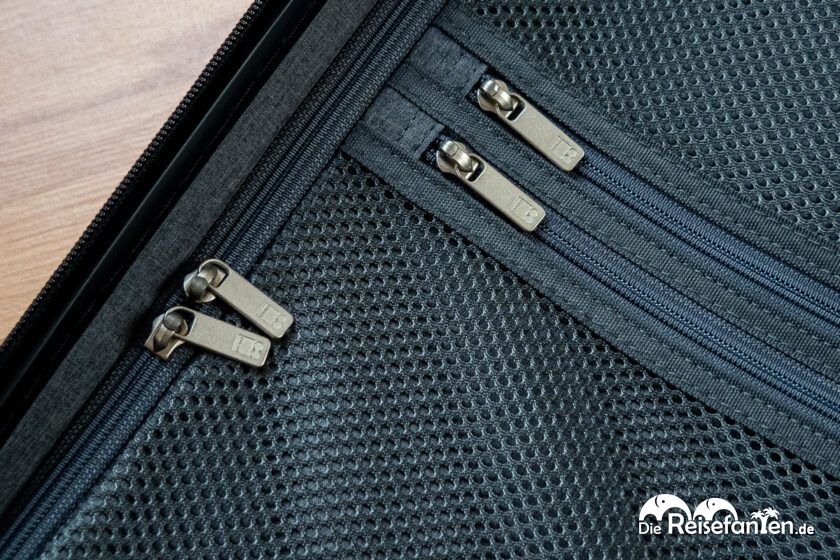 Offener blauer Level8 Trolley mit Innenraum, separater Reißverschluss und Mesh Tasche – teure Ausstattung, gut organisiert für längere Reisen (3)
