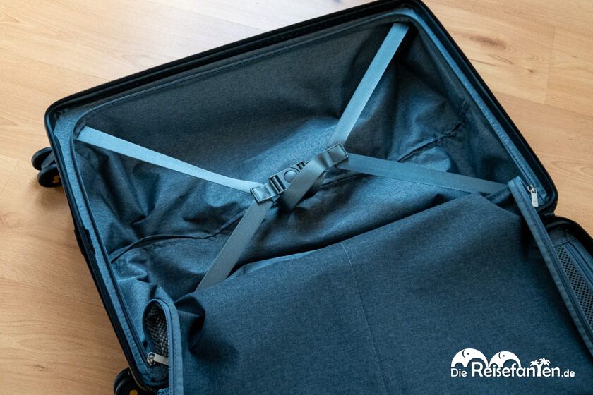 Offener blauer Level8 Trolley mit Innenraum, separater Reißverschluss und Mesh Tasche – teure Ausstattung, gut organisiert für längere Reisen (5)