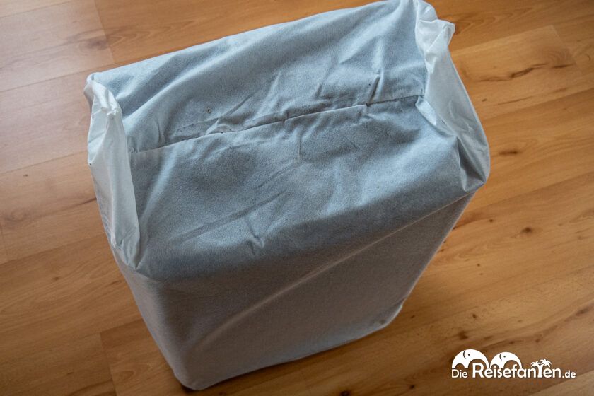 Weißer Packbeutel des Level8 Koffers mit weißem Kordelzug, ideal zum Schutz und zur sicheren Aufbewahrung des Koffers (2)