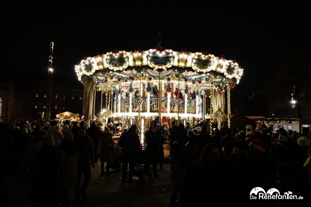 Der Weihnachtsmarkt in Straßburg bei Nacht (11)