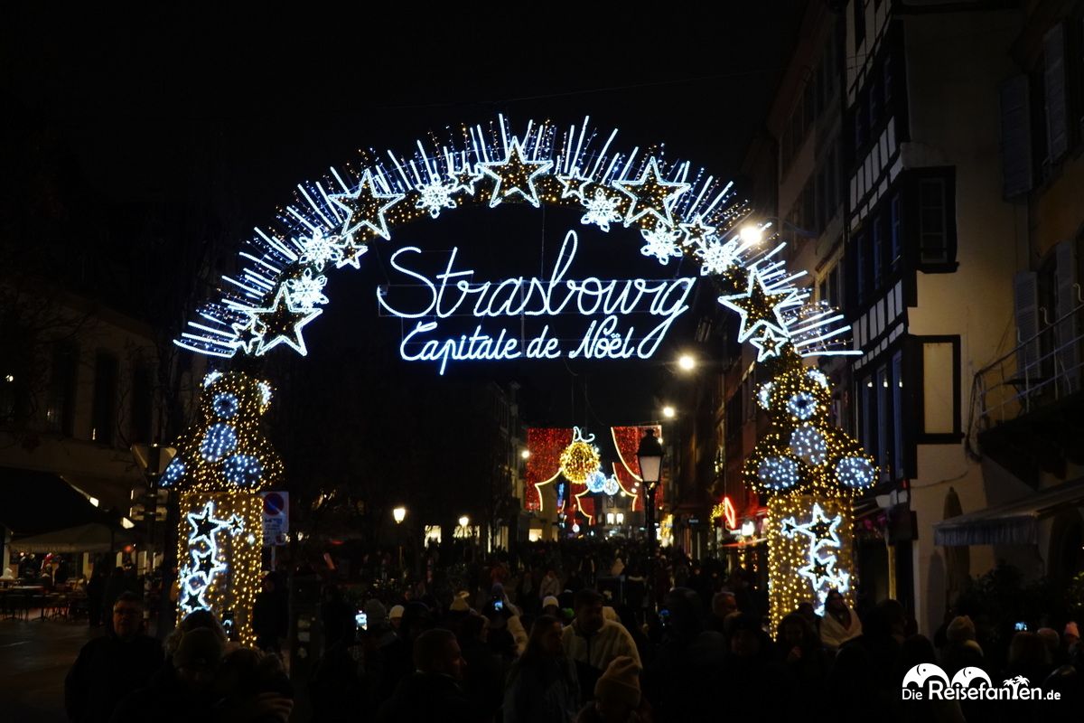 Der Weihnachtsmarkt in Straßburg bei Nacht (19)