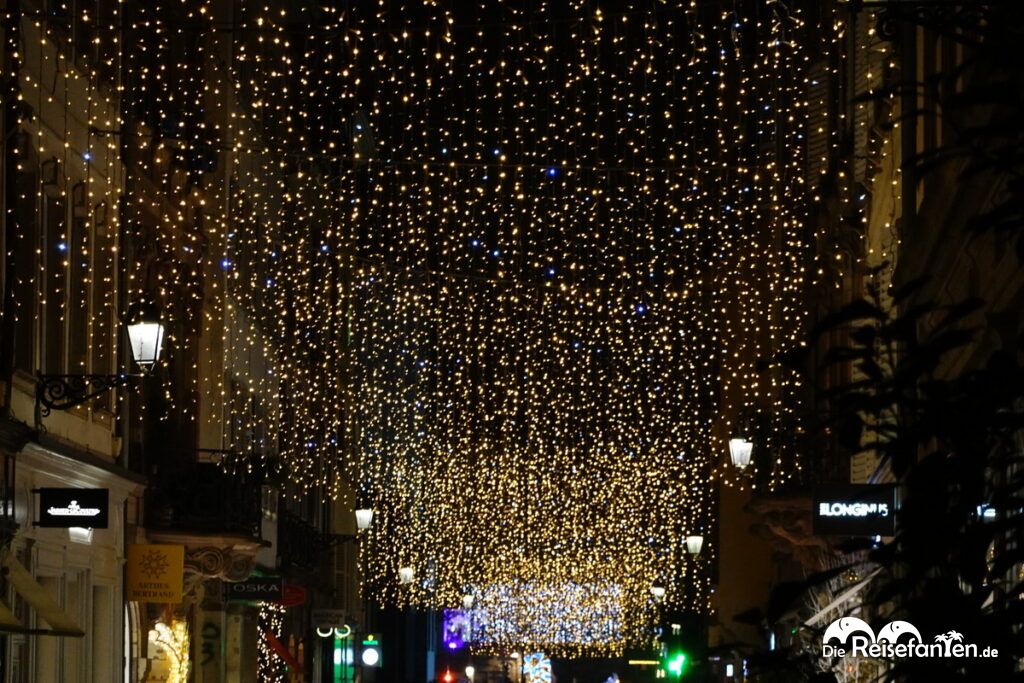 Der Weihnachtsmarkt in Straßburg bei Nacht (6)