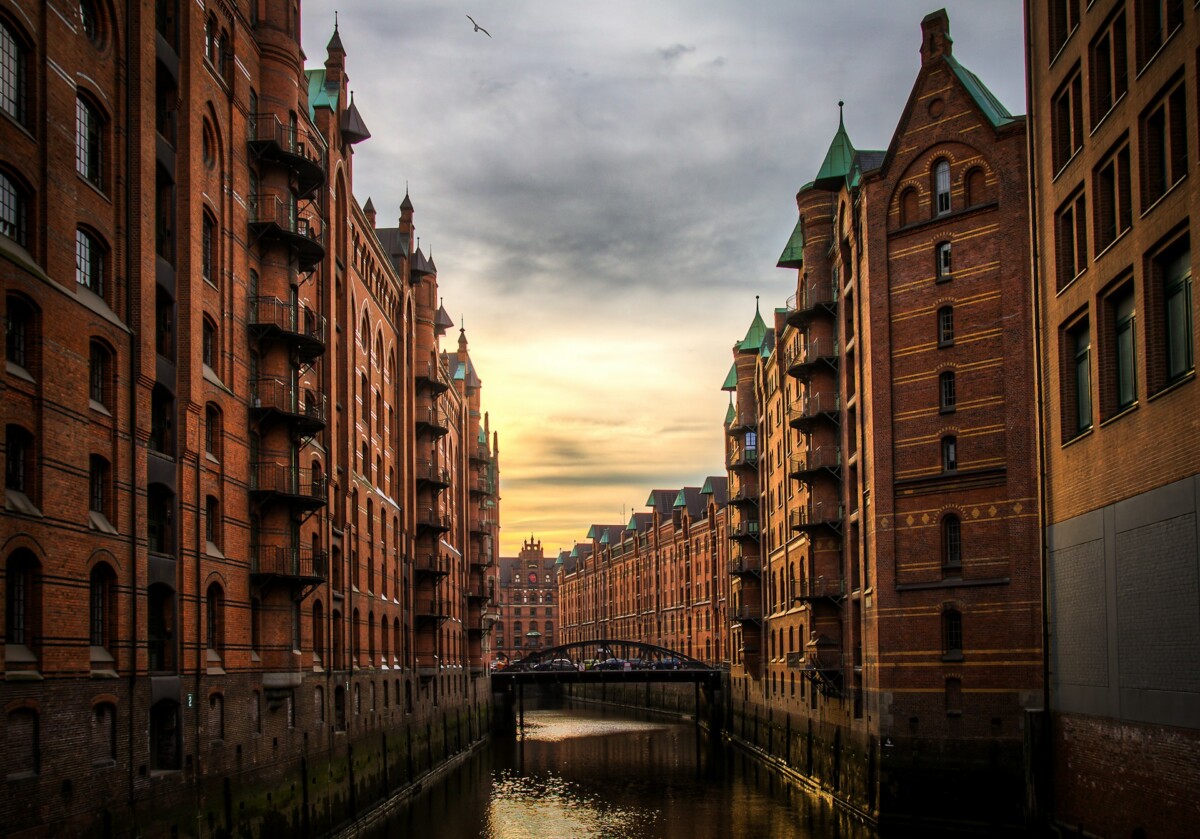 river between brown concrete buildings_meduana PdnseHuDFZU unsplash